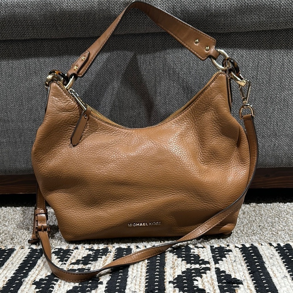 Michael Michael Kors
ISABELLA CONVERTIBLE SHOULDER BAG